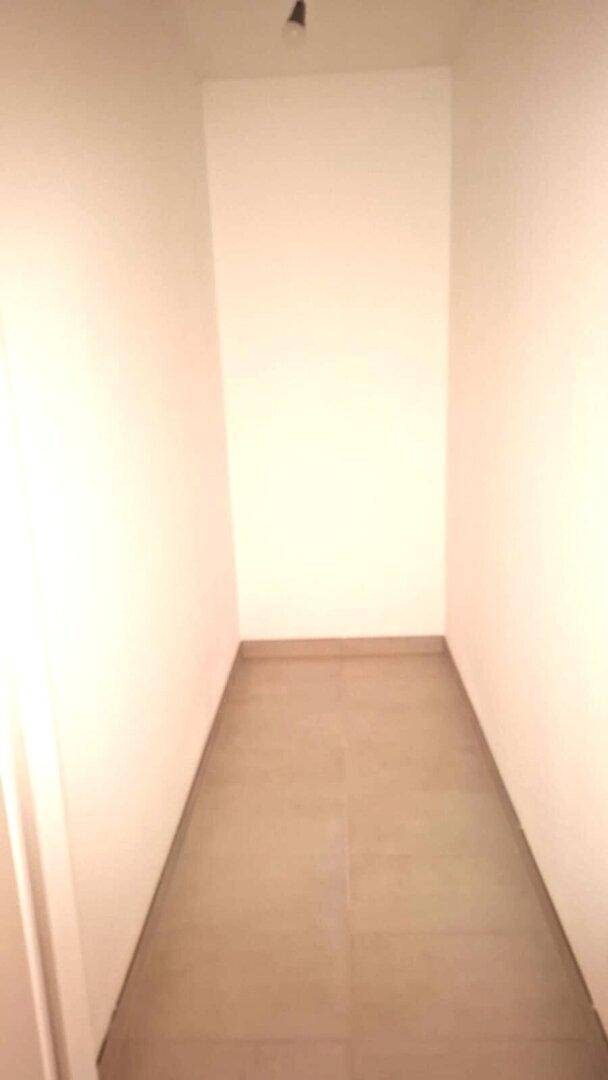 Schmaler Abstellraum mit Fliesenboden, ideal für zusätzlichen Stauraum im Haushalt.