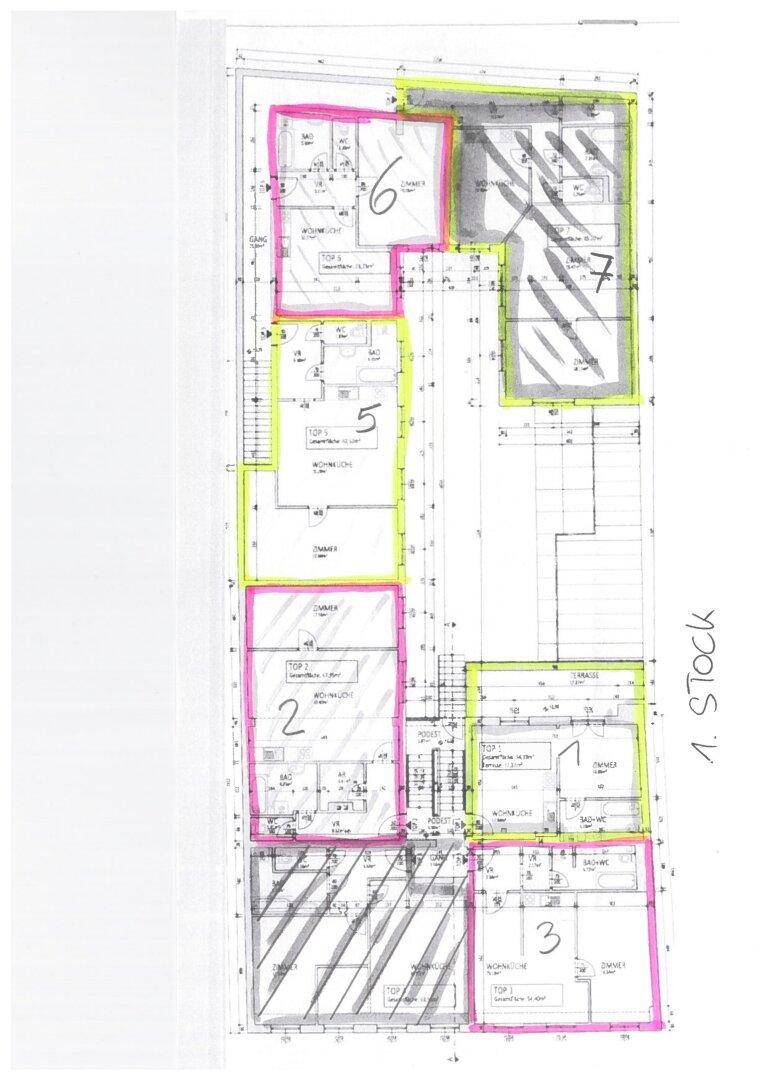 Grundrissplan des ersten Stocks mit mehreren Wohneinheiten und verschiedenen Raumaufteilungen.