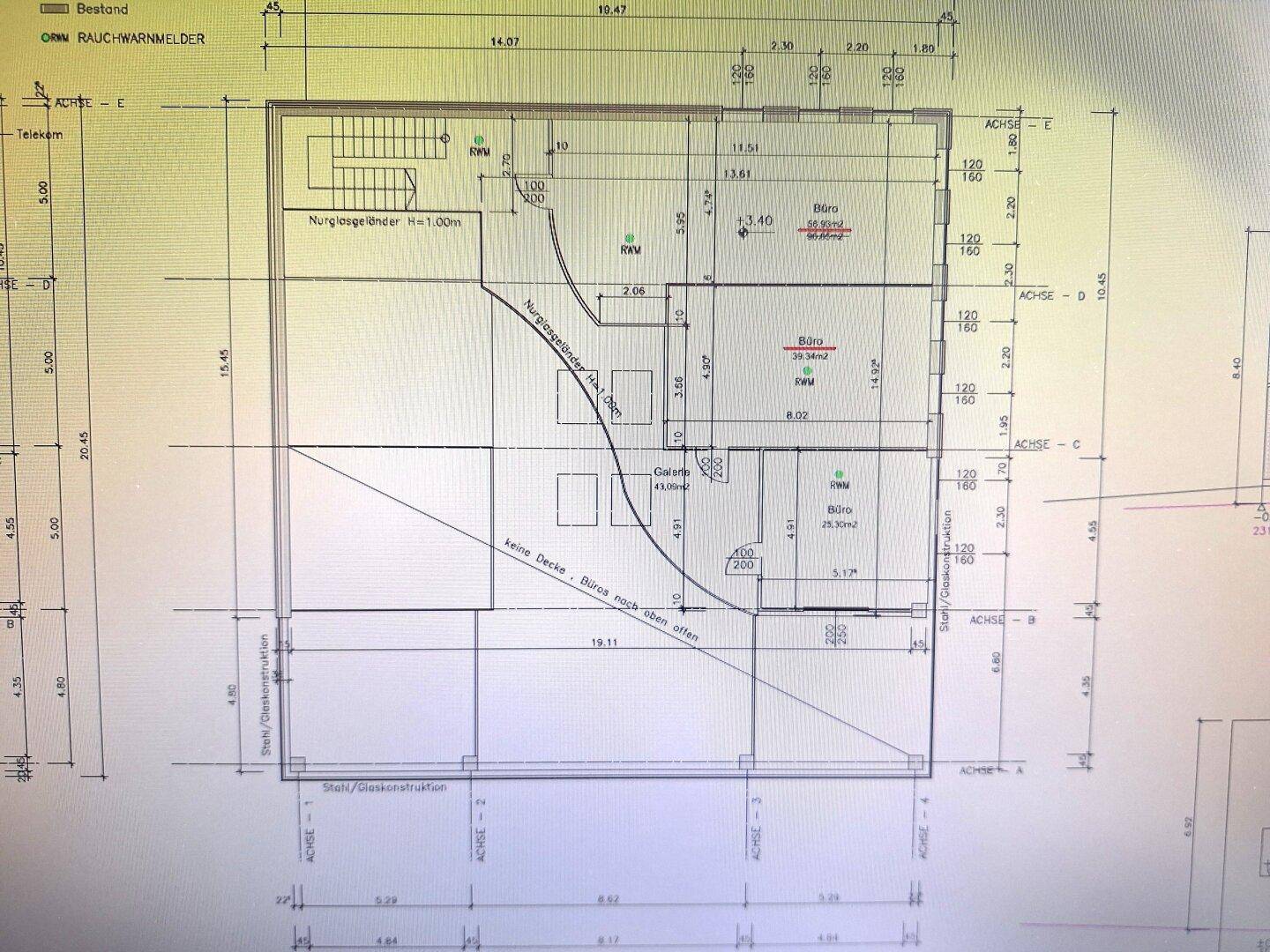 Digitaler Grundrissplan eines Obergeschosses mit verschiedenen Büroräumen und Treppenhaus.