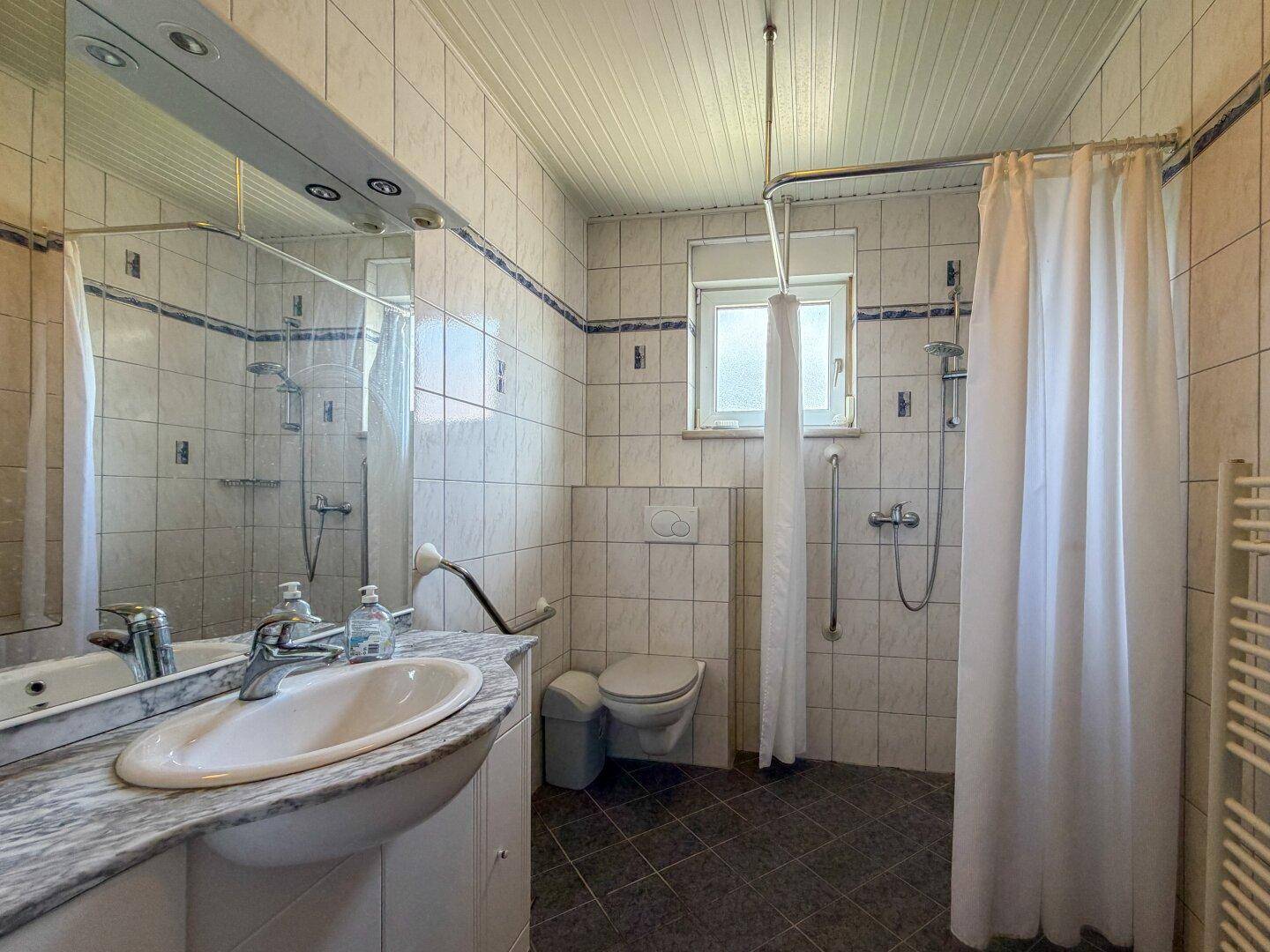 FREIRAUM UND PRIVATSPHÄRE - Einfamilienhaus mit Garage, Pool und großem Garten - voll unterkellert - Mehr