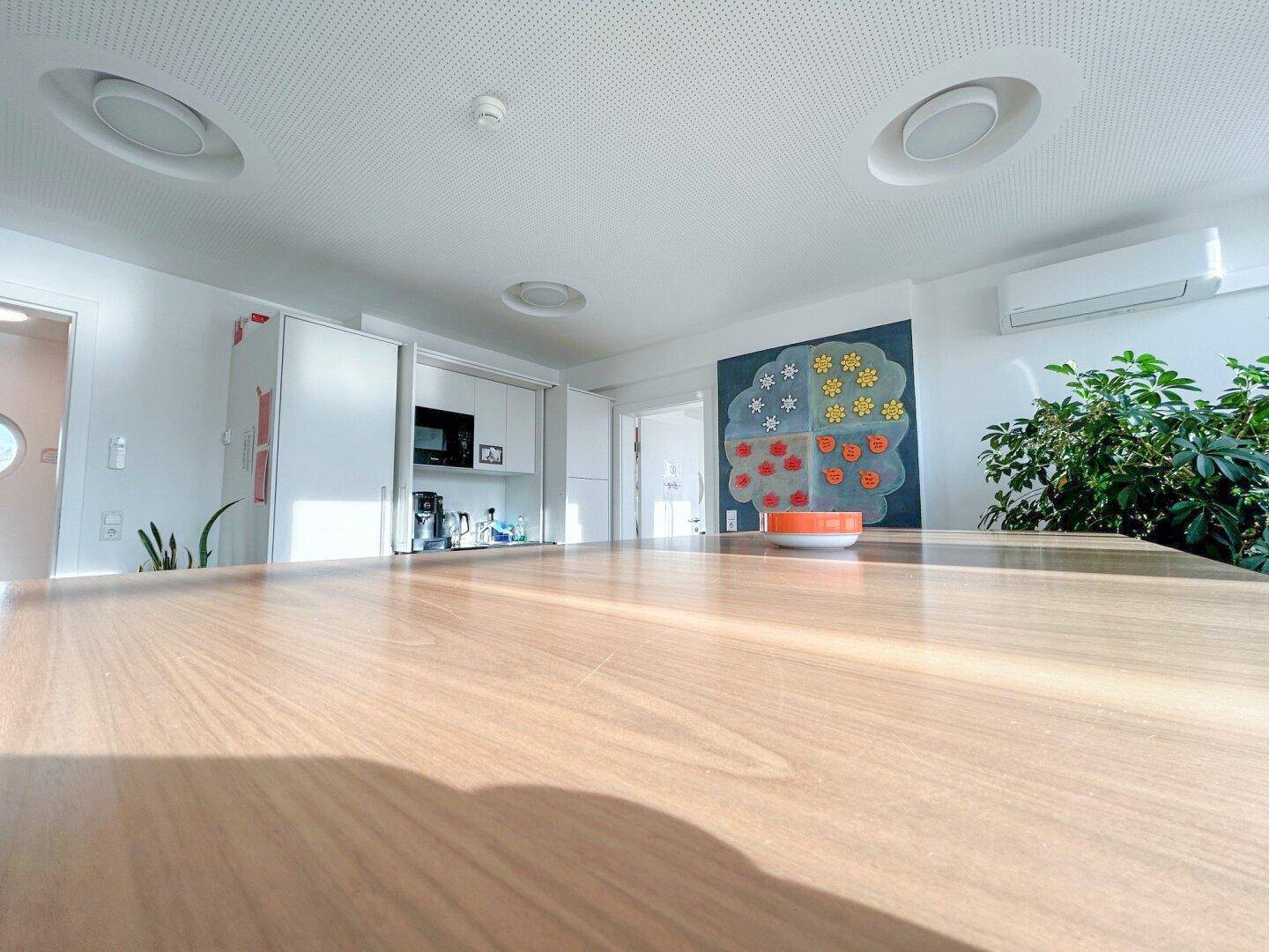 Nahaufnahme des Holztisches in der Küchenzeile mit Blick auf die Ausstattung.