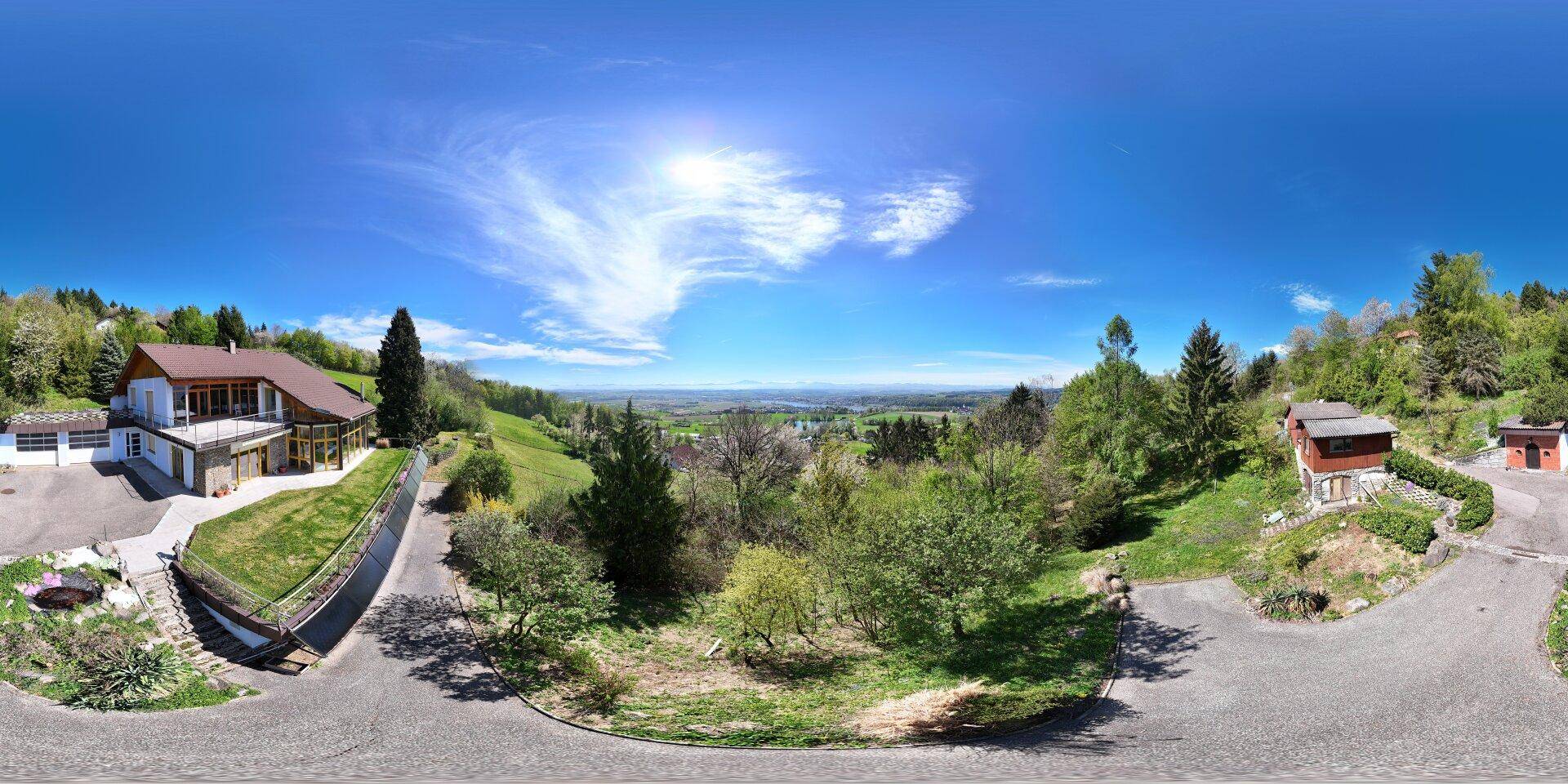 Weitläufige Außenansicht des Anwesens mit umliegender Natur und Fernblick.