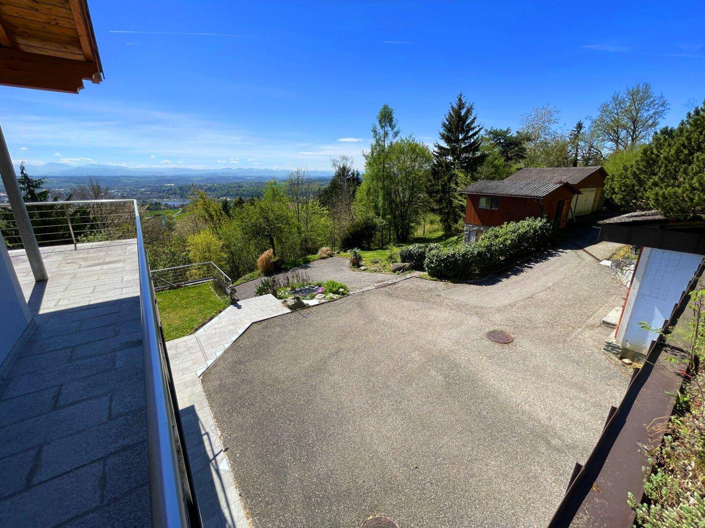 Geräumige Auffahrt und Parkfläche mit Blick auf die grüne Umgebung und die Ferne.