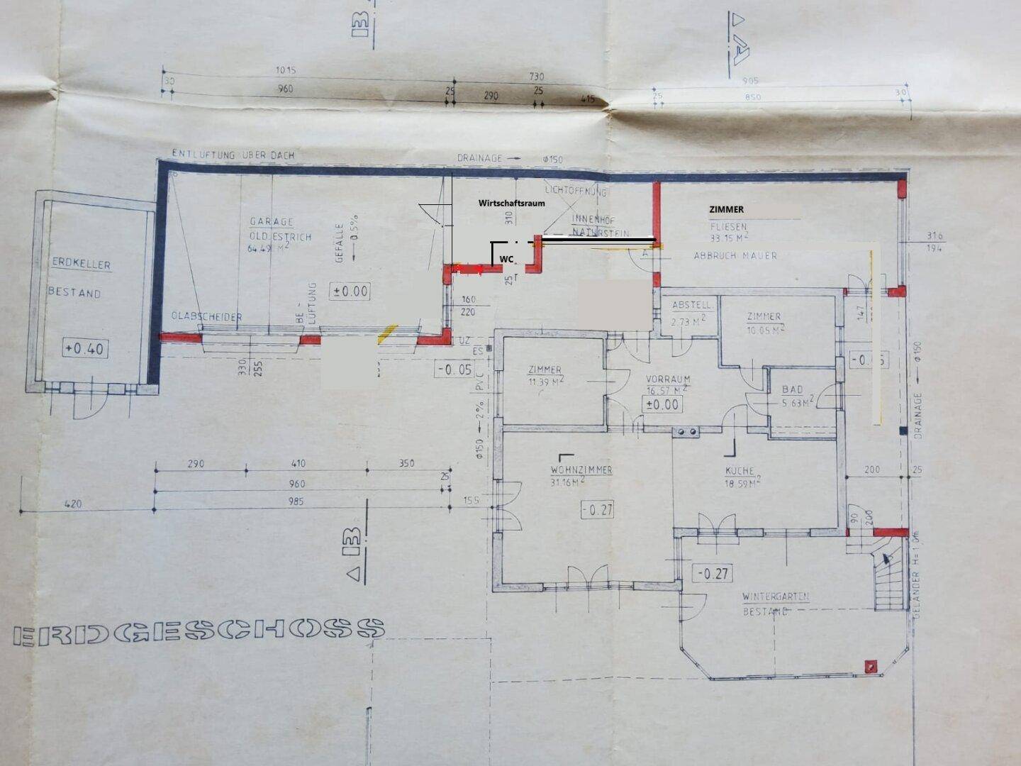 Grundriss des Erdgeschosses mit Wohnzimmer, Küche, Bad und Wintergarten.