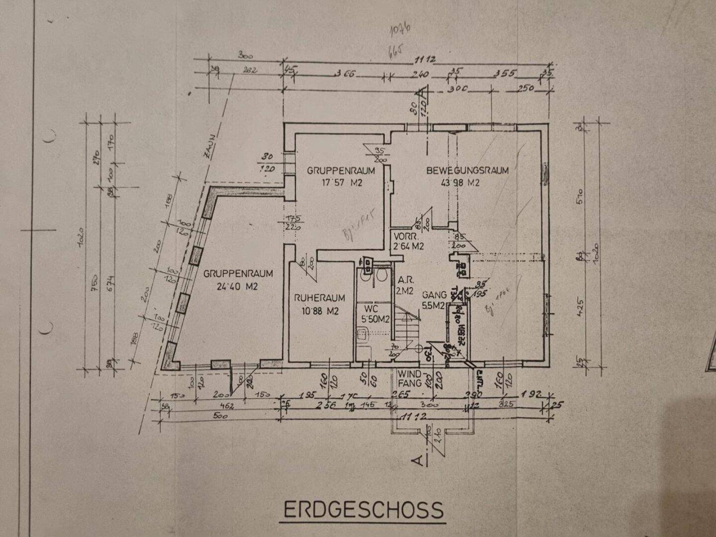 Grundriss des Erdgeschosses mit mehreren Gruppenräumen, Bewegungsraum und Sanitäranlagen.