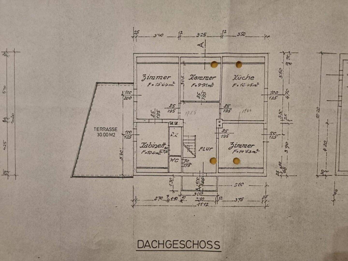 Grundriss des Dachgeschosses mit Zimmern, Küche, Kabinett und großer Terrasse.