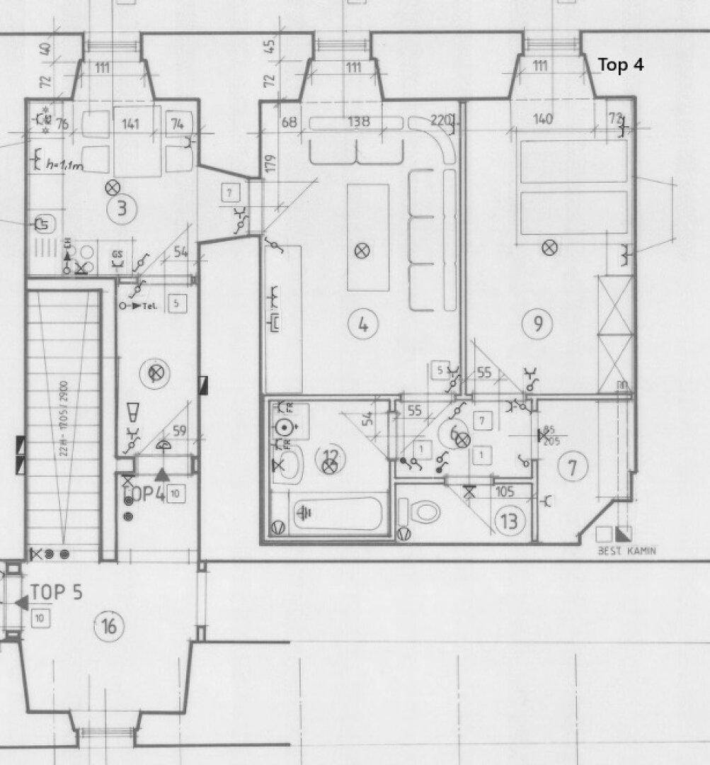 Grundriss der Wohnung Top 4 mit mehreren Zimmern, Bad und Balkonzugang.
