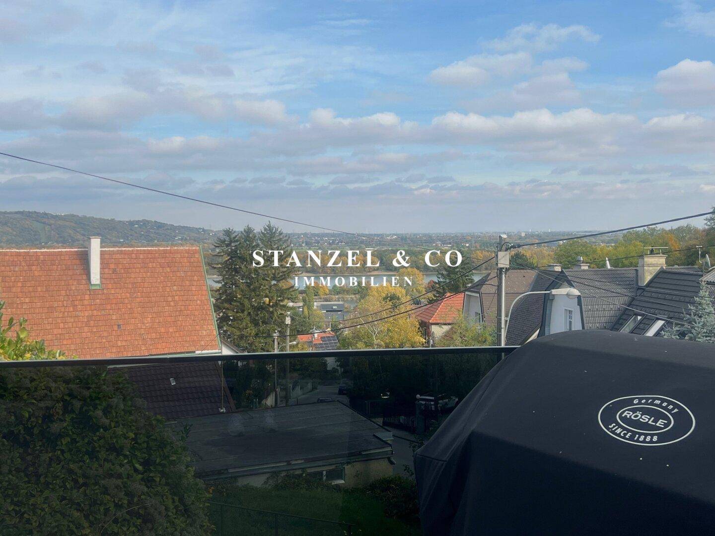 Offene Galerie im Obergeschoss mit Sitzbereich und Zugang zu einem französischen Balkon.