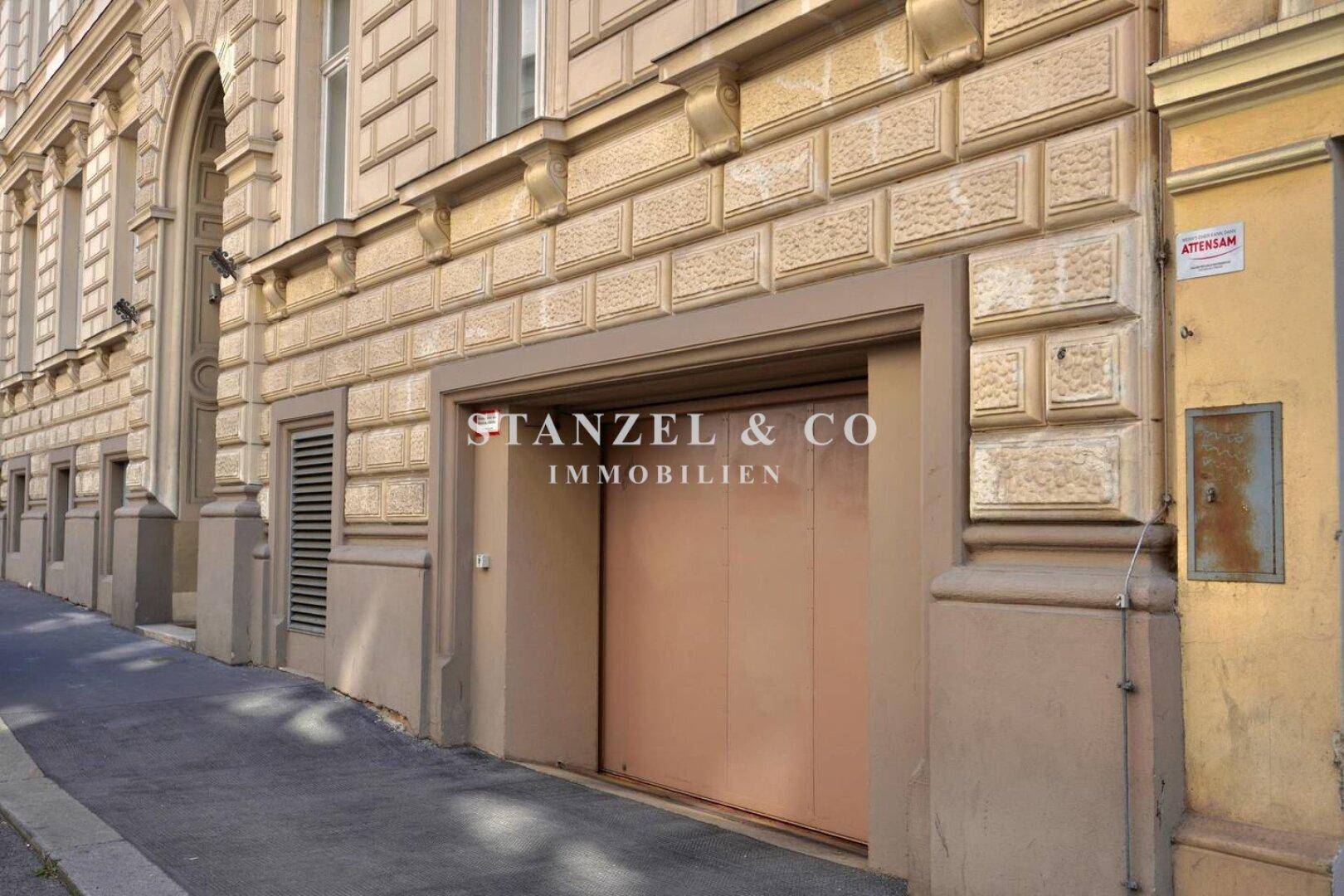 Eingang zur Tiefgarage in einer historischen Gebäudefassade.