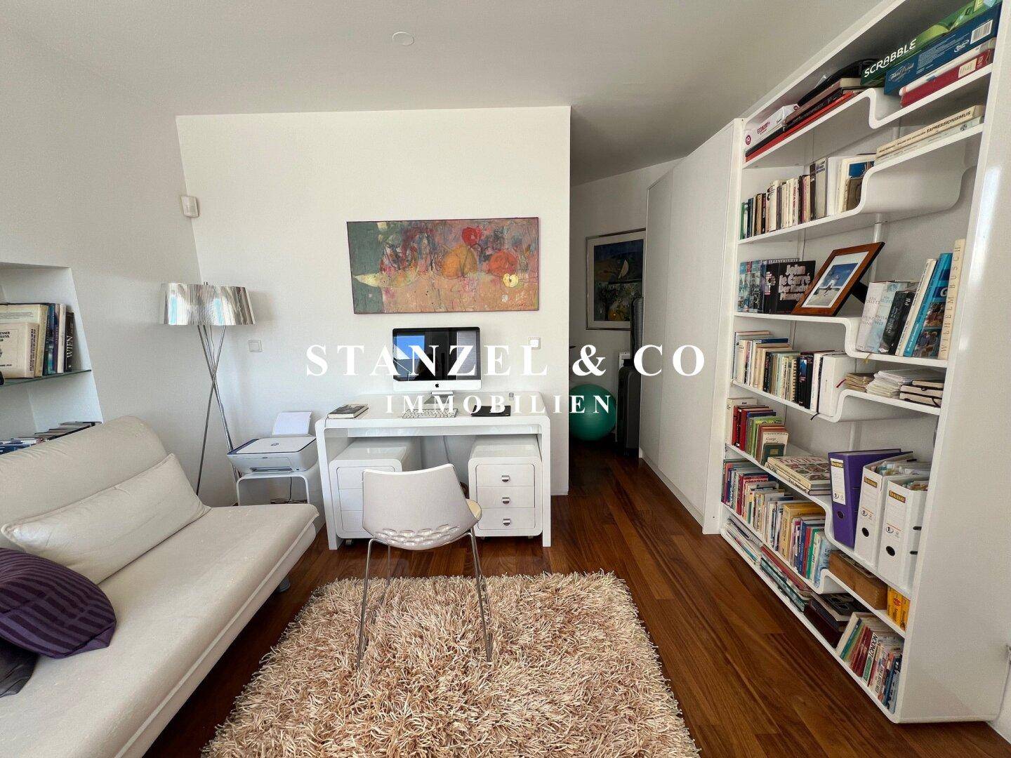 Gemütliches Schlafzimmer mit Holzboden, Bett und Einbauschränken unter der Dachschräge.