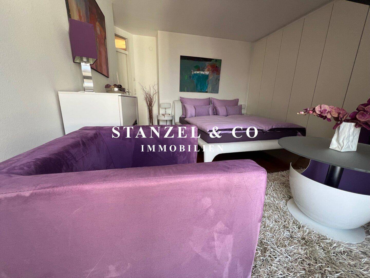 Schlafzimmer mit Holzboden, Bett und Einbauschränken, bietet viel Stauraum und Komfort.