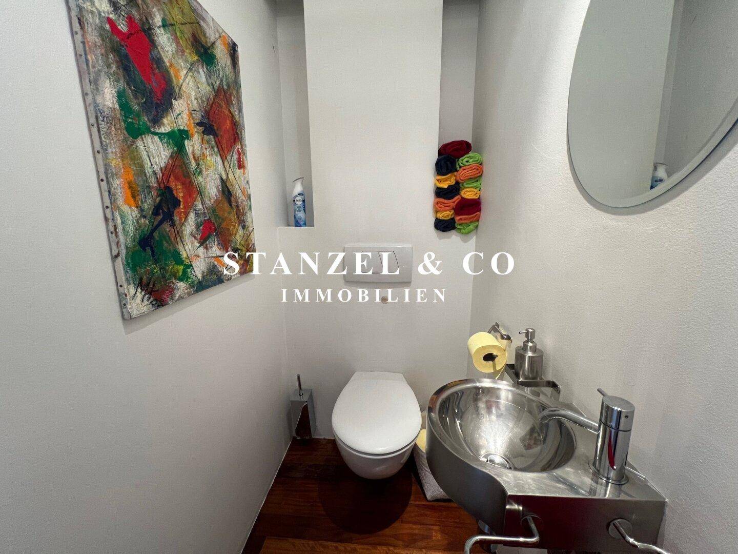 Modernes Gäste-WC mit Wand-WC und kleinem Waschbecken, funktional und stilvoll.