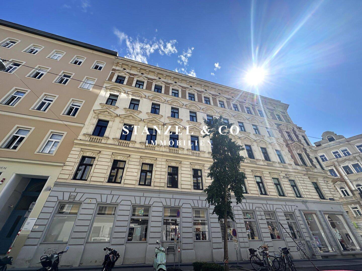 Ansicht der historischen Gebäudefassade an einem sonnigen Tag mit klarem Himmel.