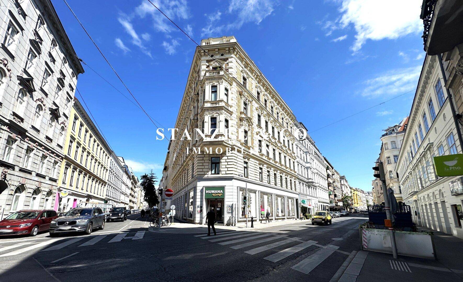 Prächtiges Eckgebäude mit klassischer Architektur in einer städtischen Umgebung.