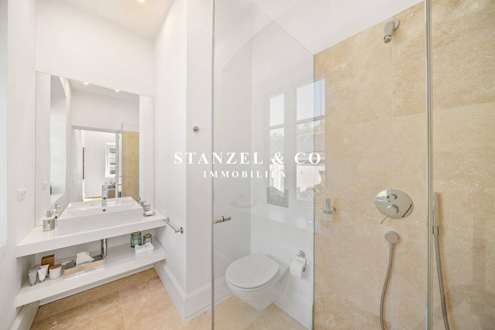 Elegantes Badezimmer mit begehbarer Dusche, Wand-WC und modernem Waschtisch.