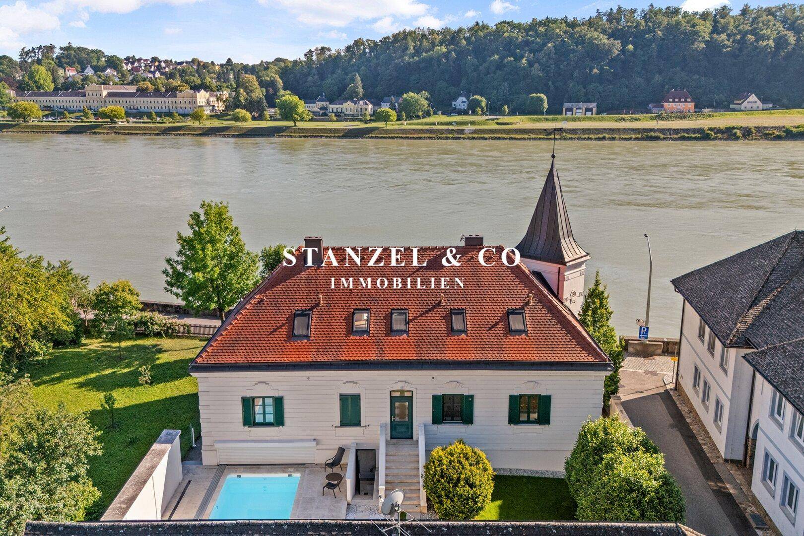 Beeindruckende Luftaufnahme der Villa mit Pool und direktem Blick auf den Fluss.