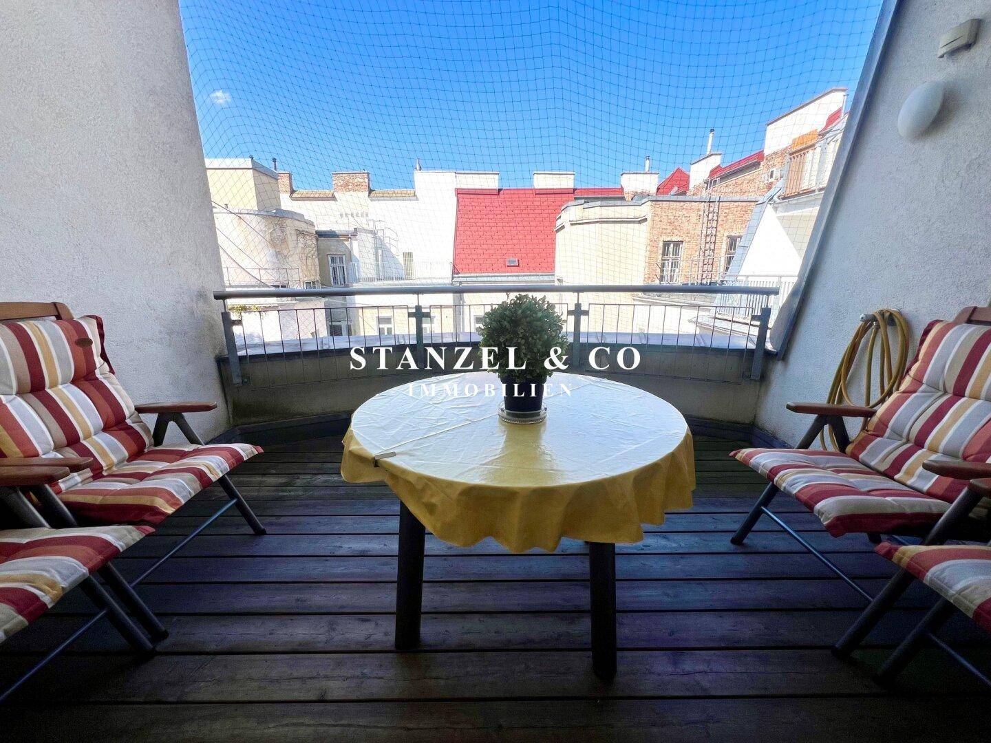 Einladender Balkon mit bequemen Stühlen und einem Tisch, perfekt für Mahlzeiten im Freien.
