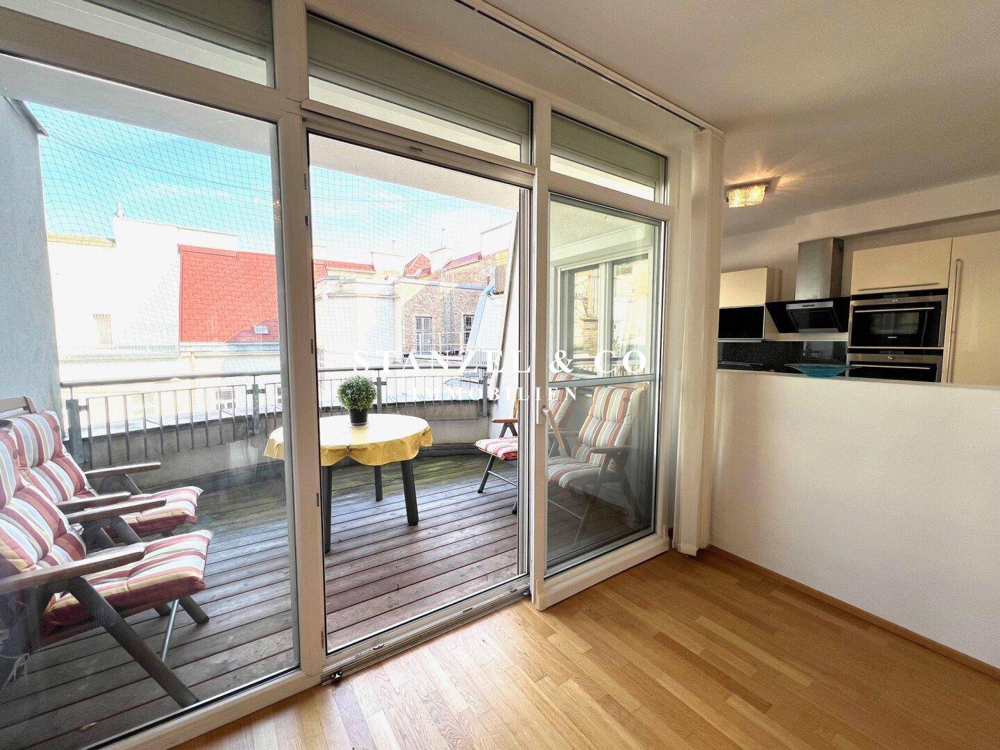 Heller Innenraum mit Zugang zum Balkon, verbindet Wohnbereich und Außenraum.