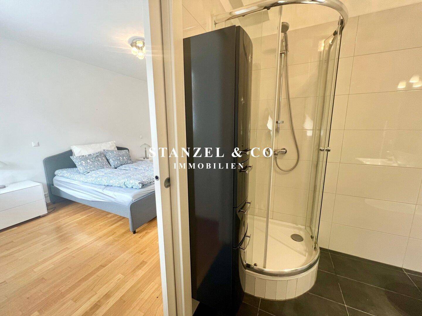 Badezimmer mit Duschkabine, direkt vom Schlafzimmer aus zugänglich.