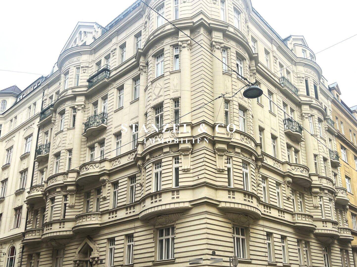 Prächtige Fassade eines historischen Gebäudes mit vielen architektonischen Details.