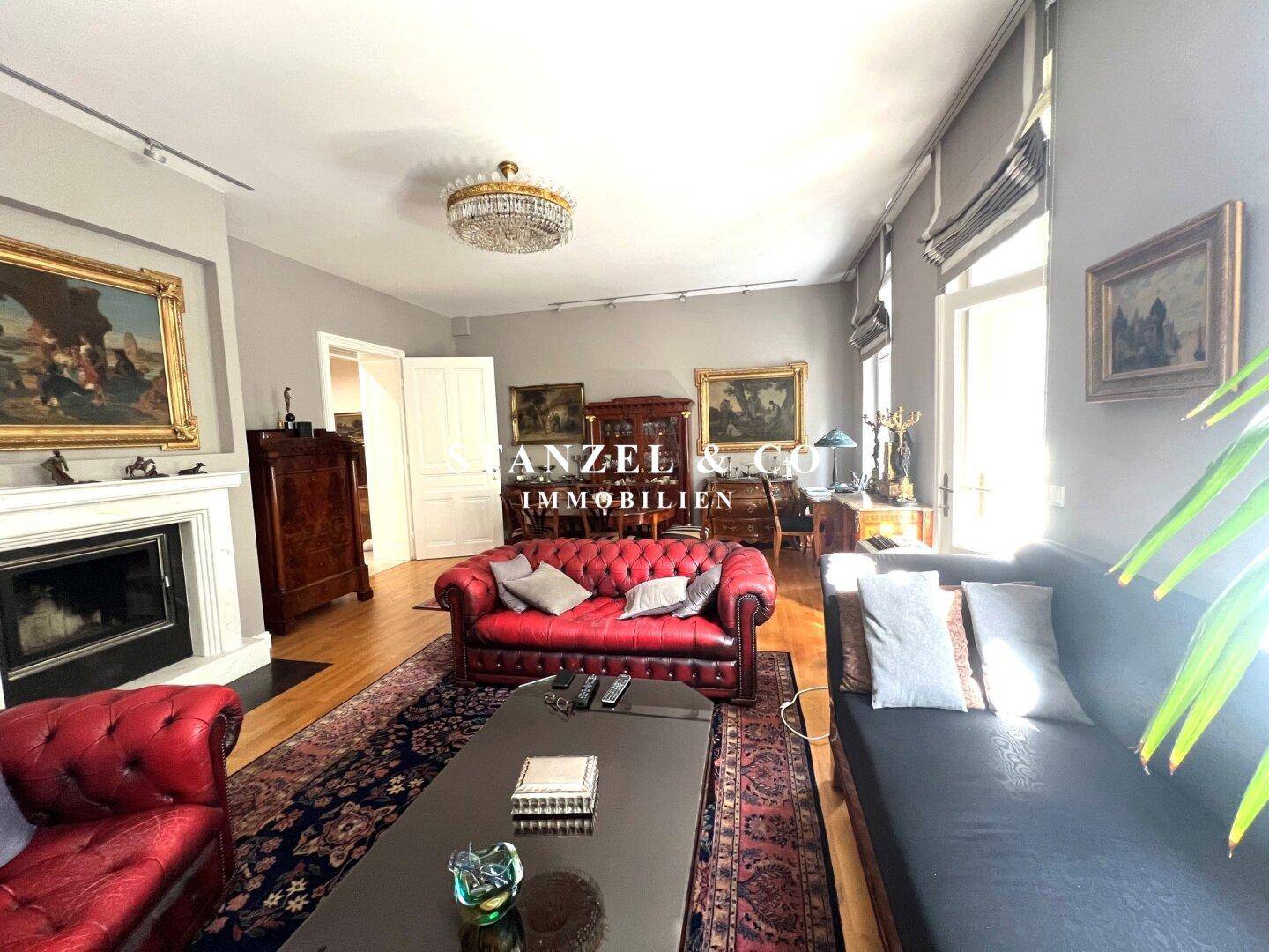 Helles Wohnzimmer mit Zugang zu einem Außenbereich und klassischer Einrichtung.