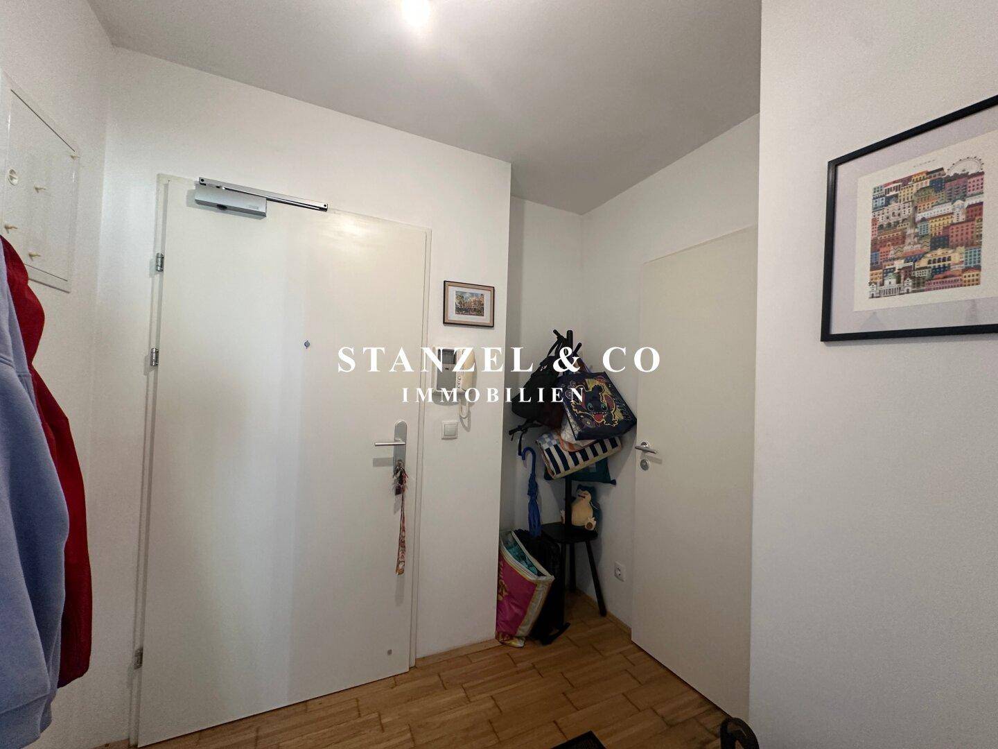Eingangsbereich mit Holzboden und weiß gestrichenen Wänden, bietet Platz für Garderobe.