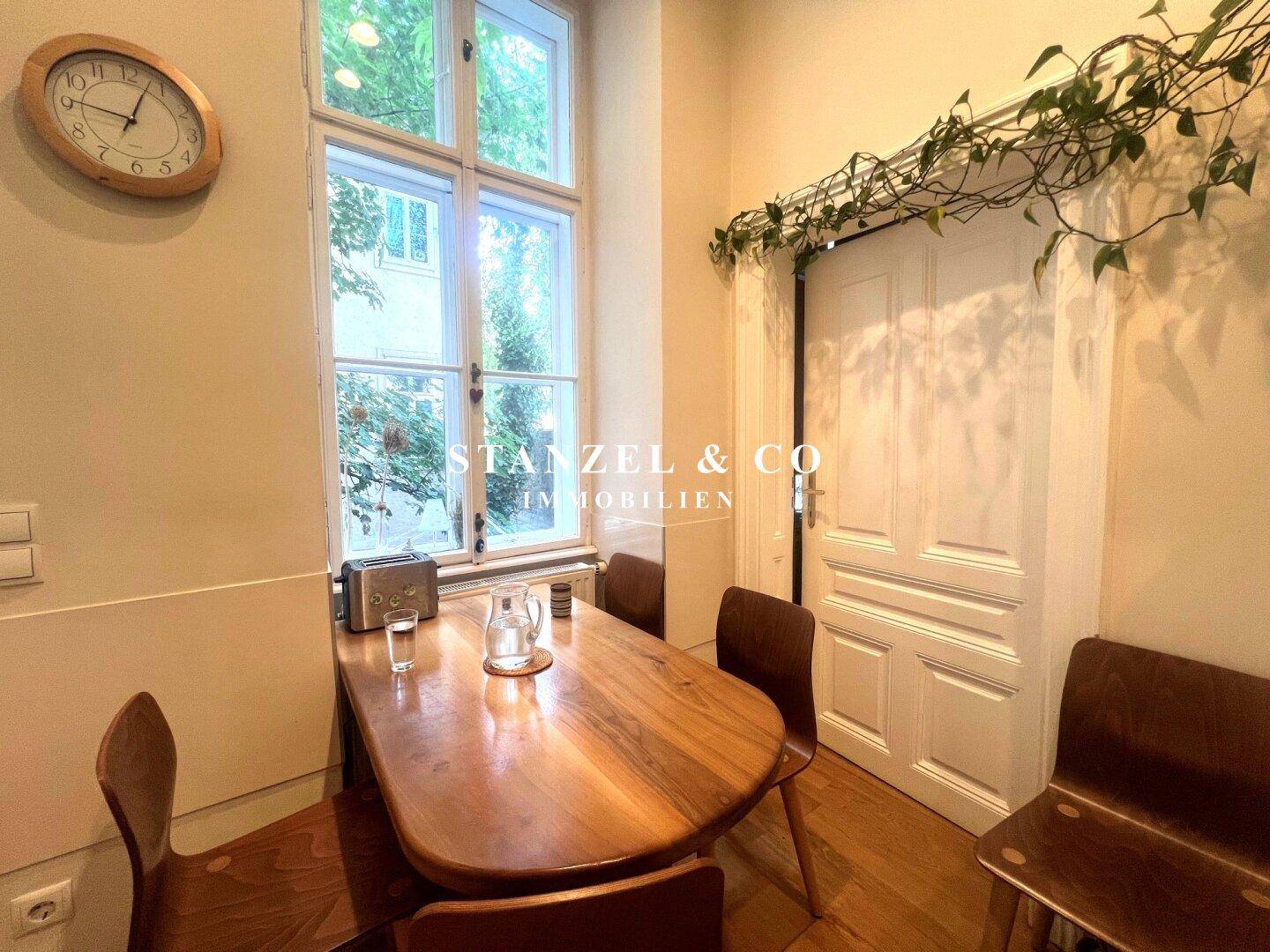 Gemütlicher Essbereich mit Holztisch und Stühlen, direkt am Fenster gelegen.