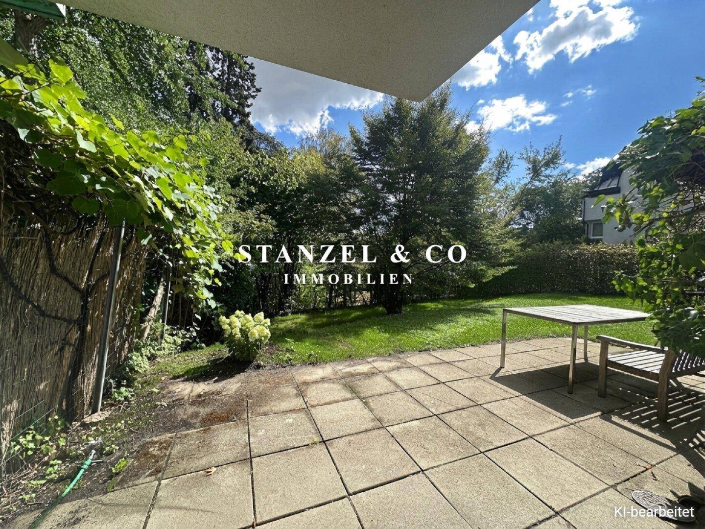 Sonnige Terrasse mit Gartenblick und Sitzgelegenheiten, ideal für entspannte Stunden im Freien.
