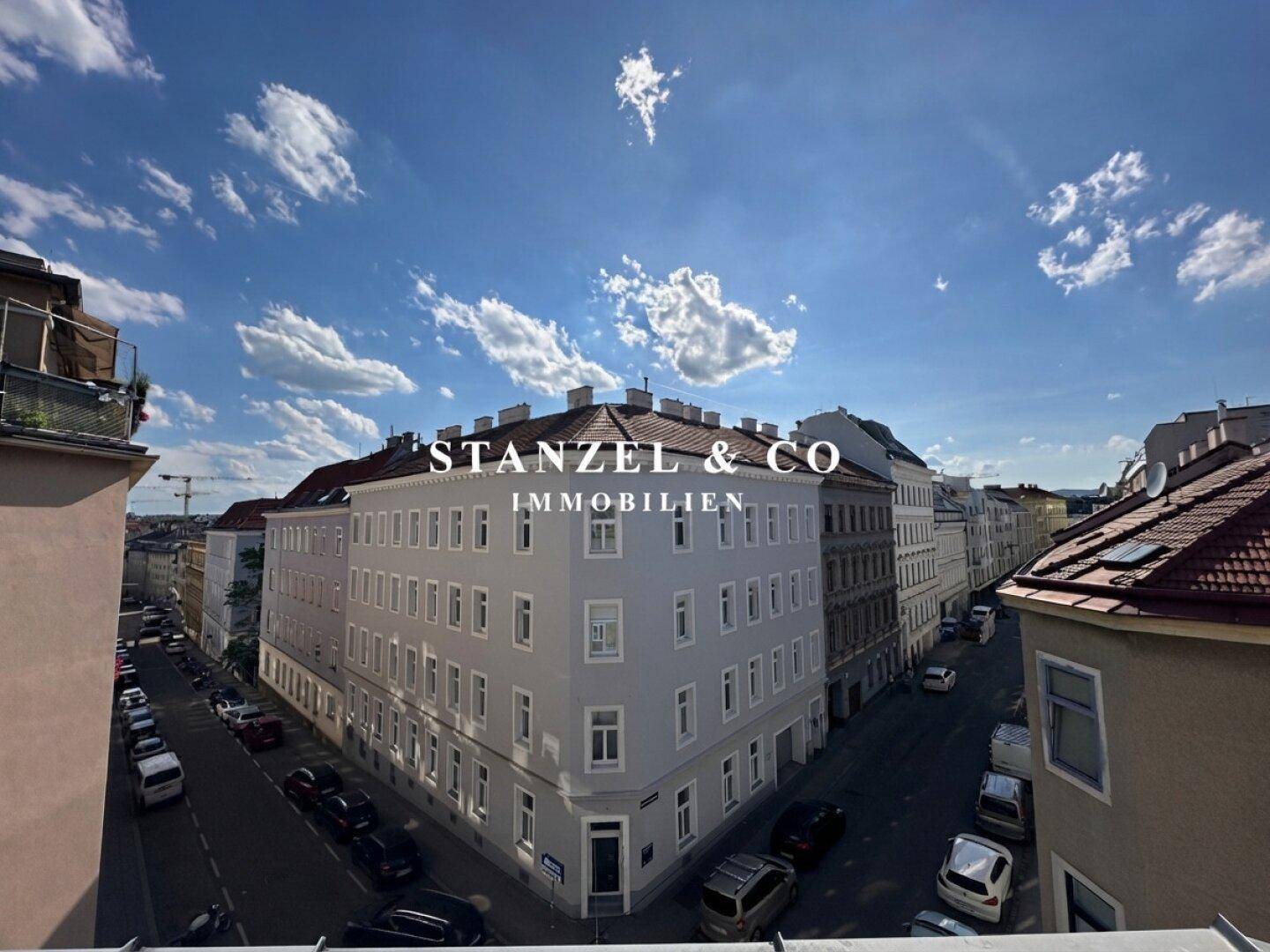 Weitblick über die Stadt mit historischen Gebäuden und einer belebten Straße.