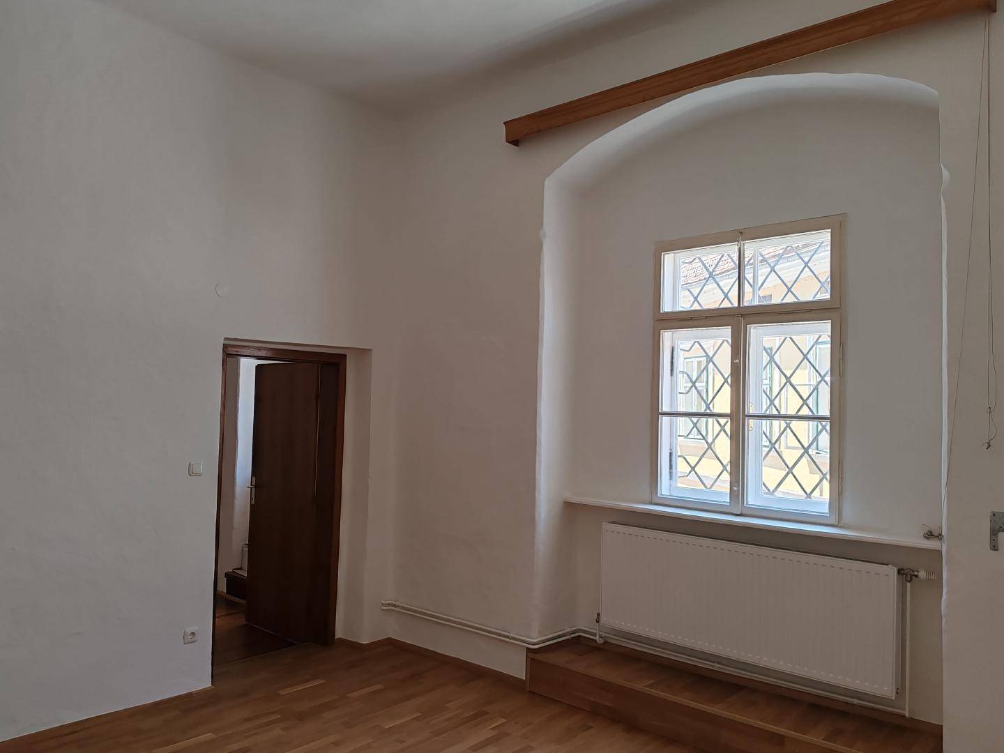 Schlafzimmer mit Blick zur Wohnzimmertür