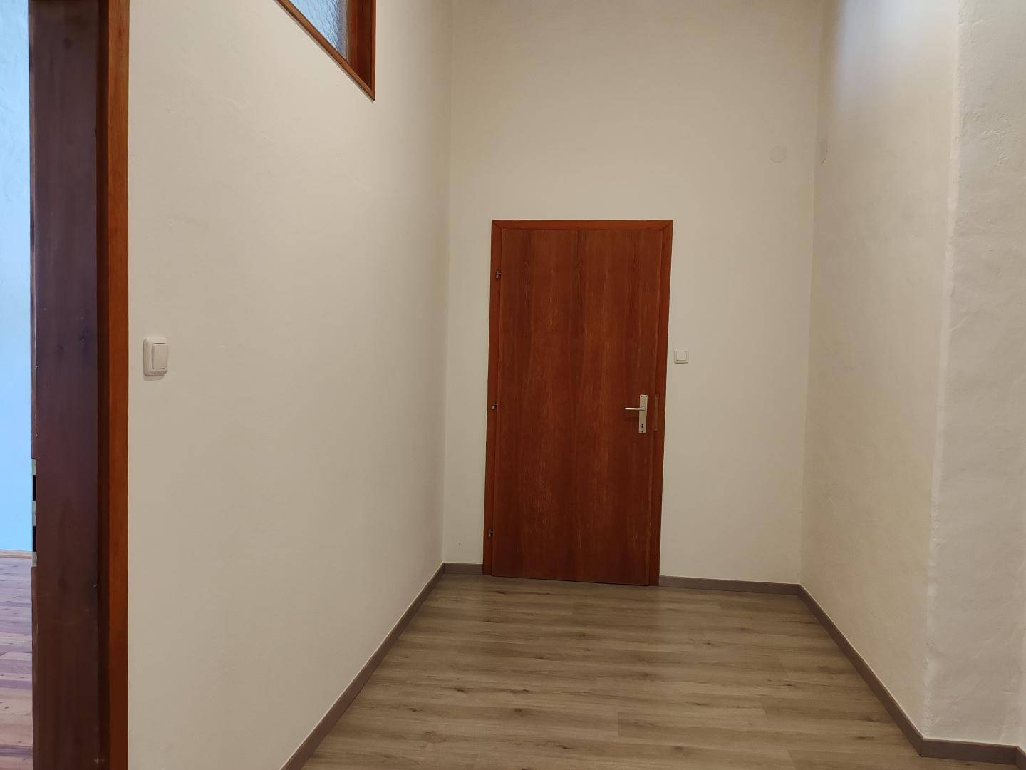 Vorraum mit Blick auf Tür zur Küche