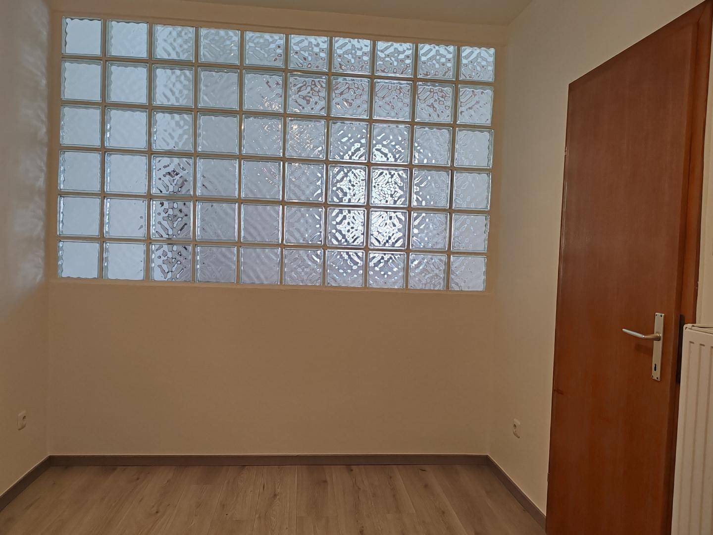 Küche mit Blick auf Badezimmertür