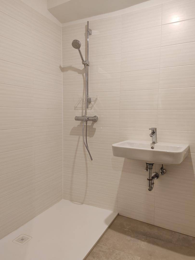 Badezimmer mit Dusche