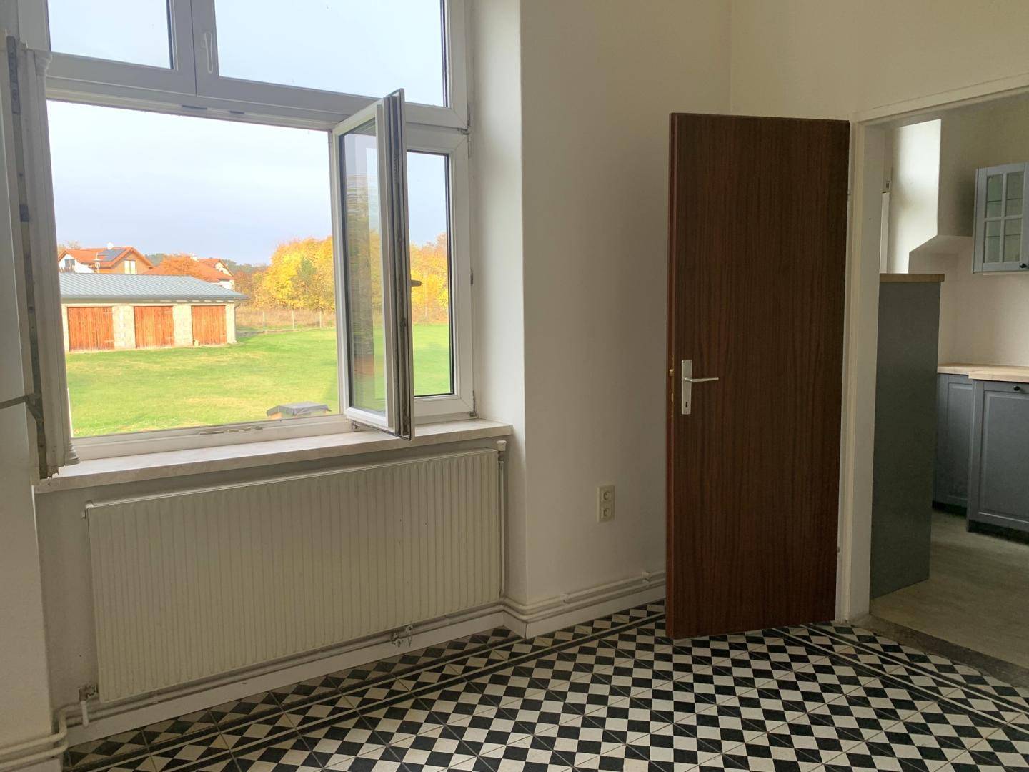 Esszimmer, Blick in Küche und Garten