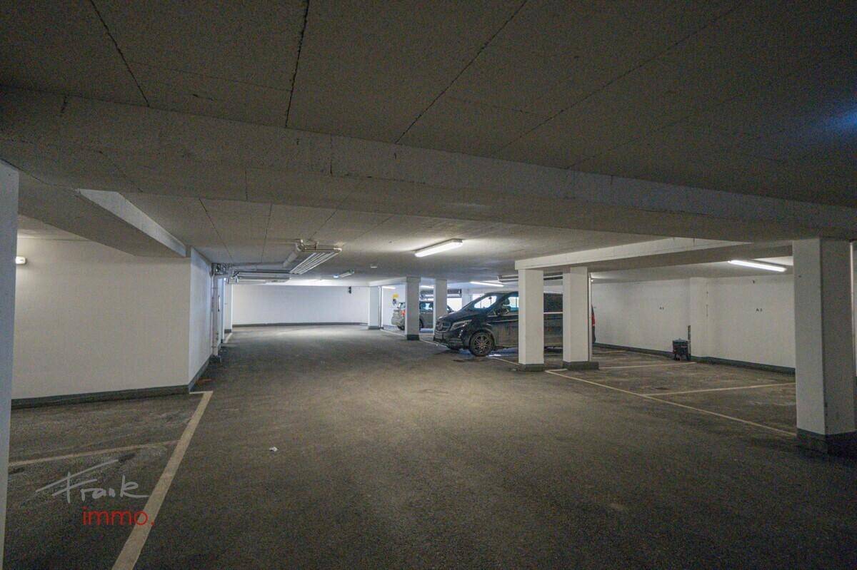 Geräumige Tiefgarage mit mehreren Stellplätzen und solider Betonkonstruktion.