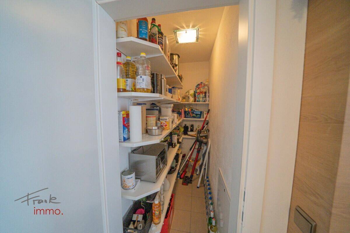 Praktische Speisekammer mit vielen Regalen für Vorräte und Haushaltsartikel.