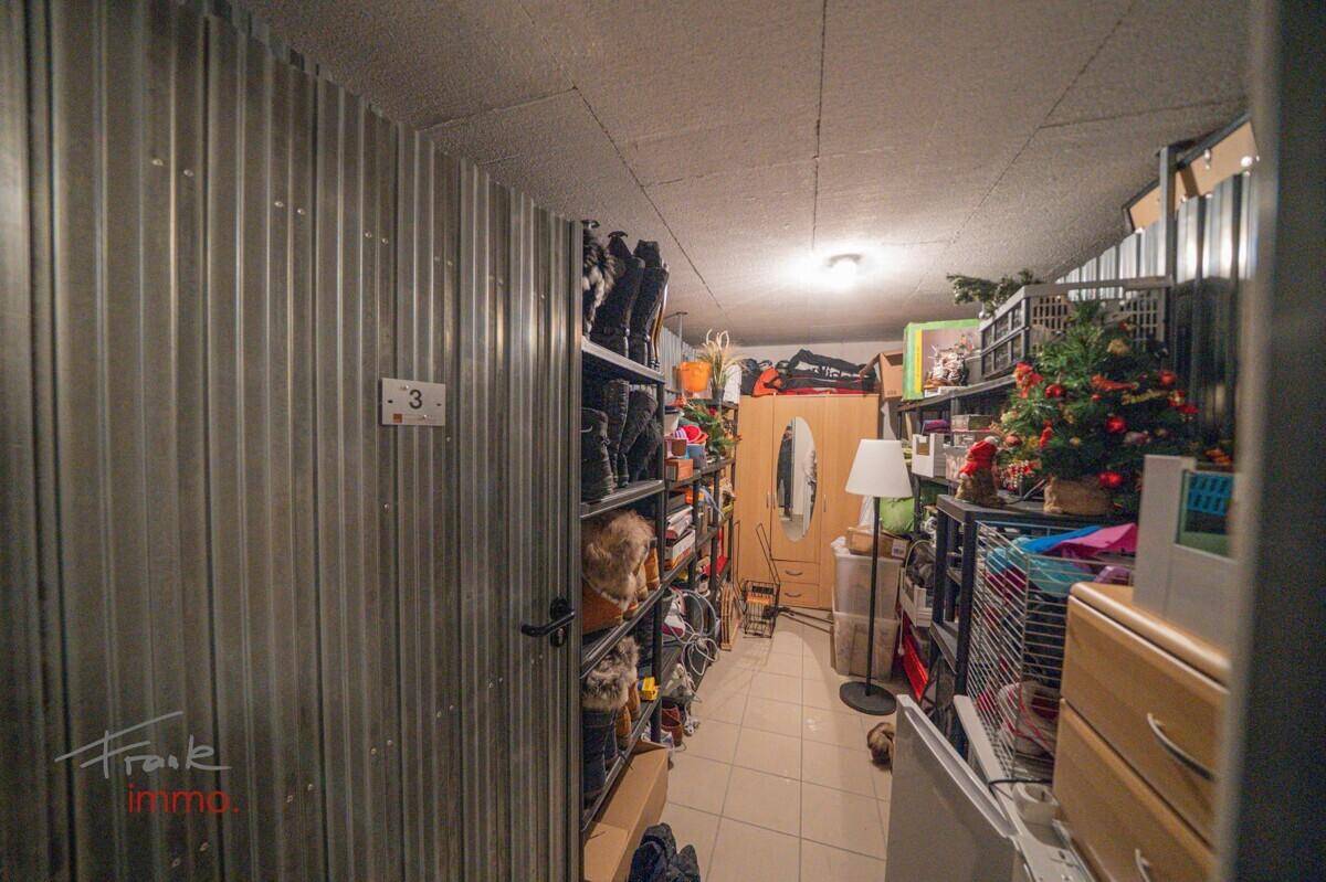Geräumiger Abstellraum mit Regalen und viel Stauraum für persönliche Gegenstände.