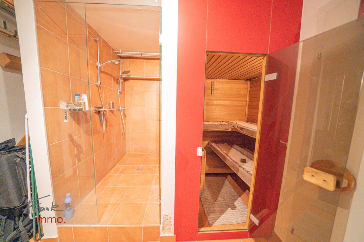 Duschbereich und eine private Sauna, ideal für Entspannung und Wellness.