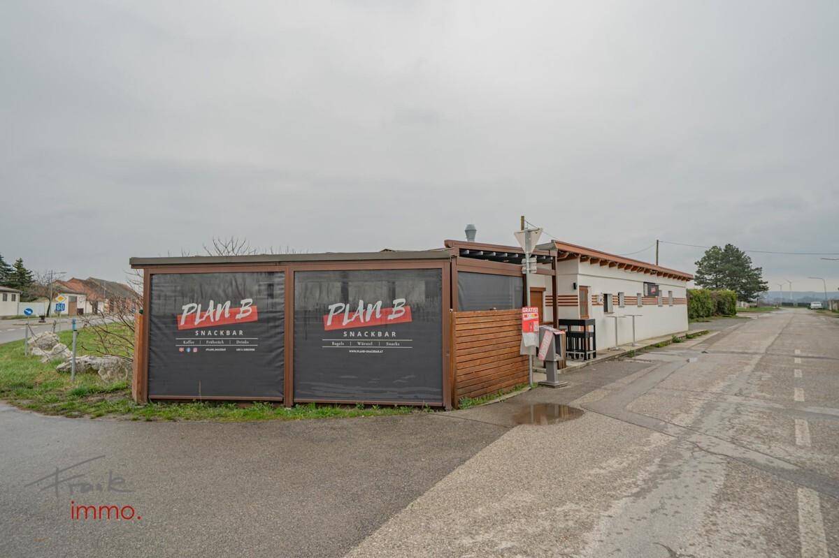 Aussenansicht mit Werbung