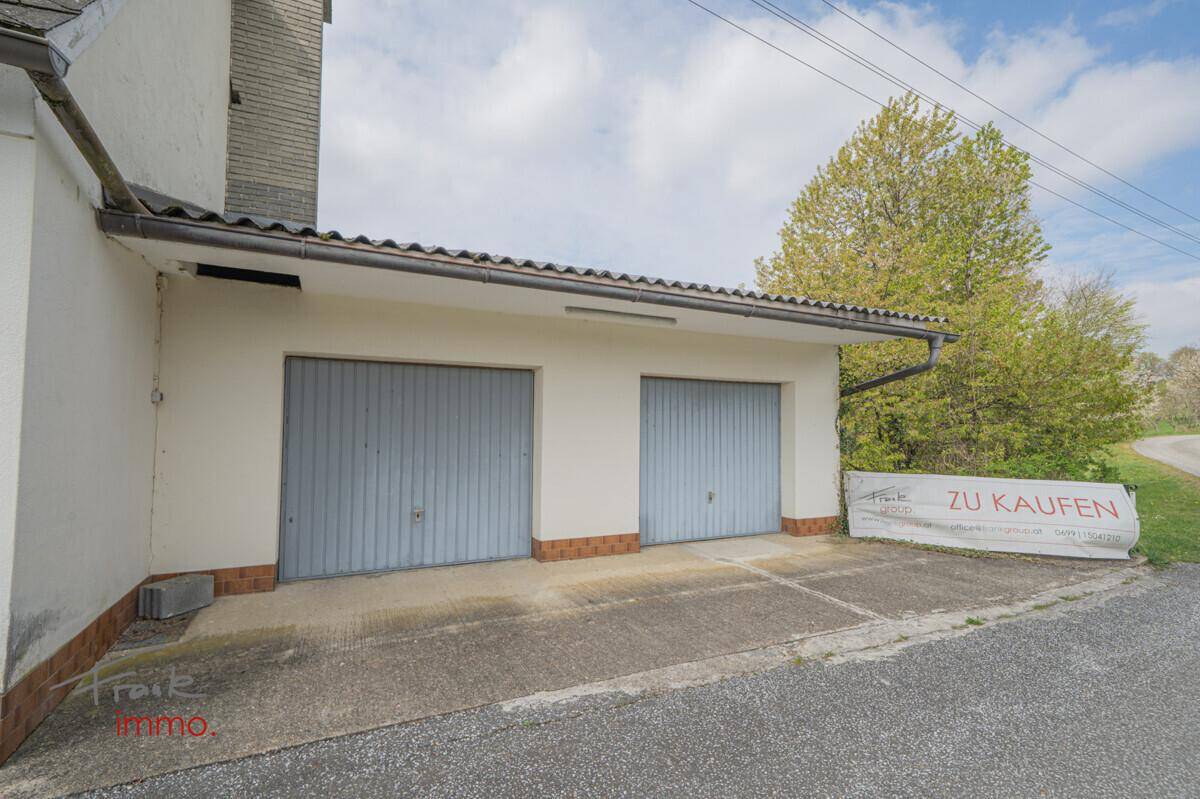 Doppelgarage mit zwei Toren und Zufahrt, bietet Platz für zwei Fahrzeuge.