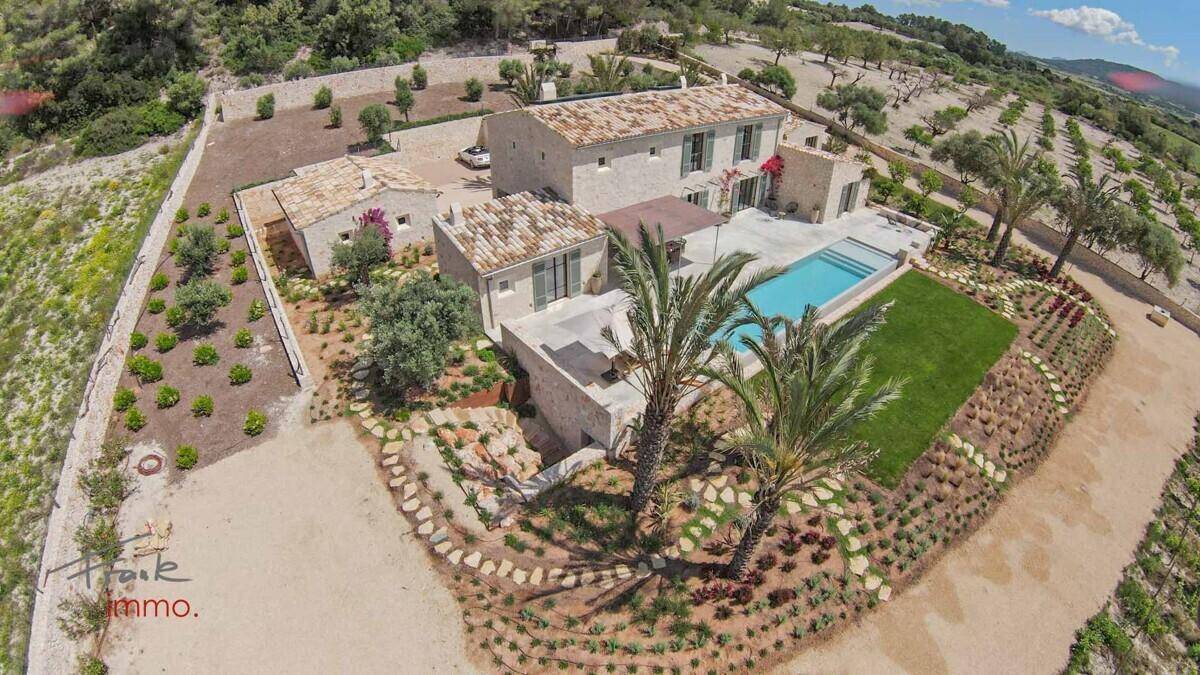 Panoramablick auf das Anwesen mit großem Pool, gepflegtem Rasen und mediterraner Gartenanlage.