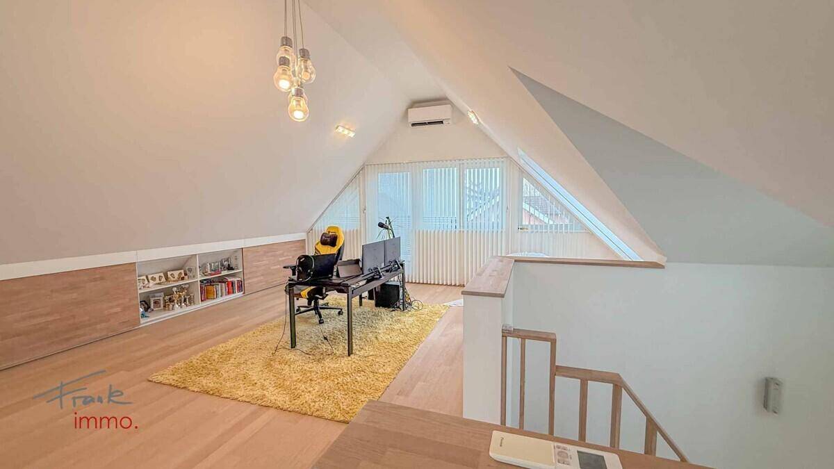 Geräumiger Dachboden als Büro genutzt mit Schrägen, Holzboden und Klimaanlage.
