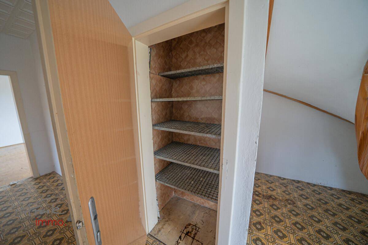 Eingebauter Schrank mit mehreren Regalböden, ideal für Lagerung und Organisation.