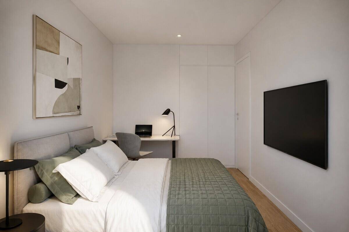 Modernes Schlafzimmer mit integriertem Schreibtischbereich und Einbauschränken, hell und funktional.