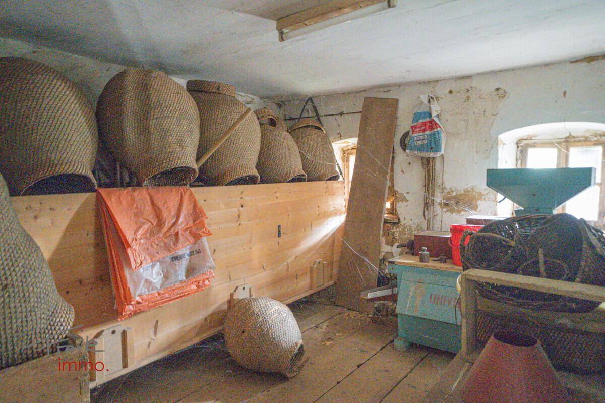 Abstellraum mit großen Körben und Holzregalen, ideal für die Lagerung von Ernteprodukten.