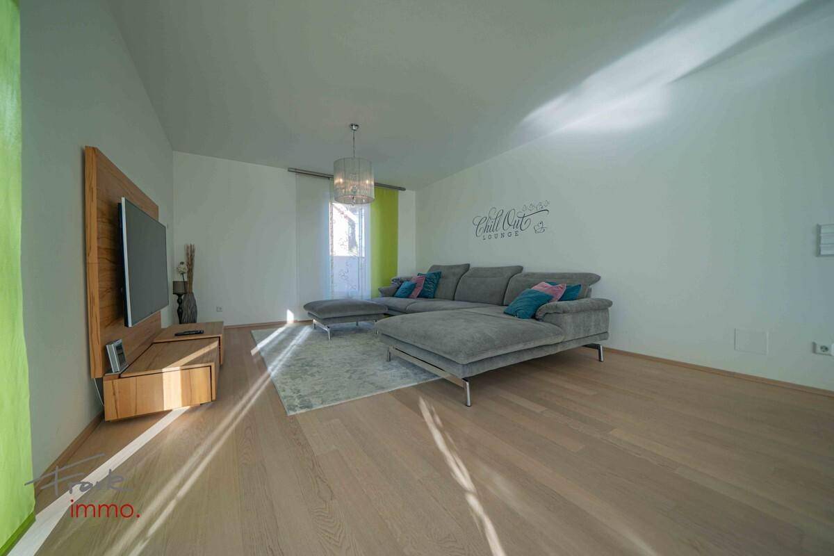 Helles Wohnzimmer mit Parkettboden und minimalistischer Dekoration.