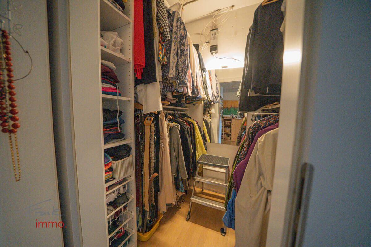 Praktischer begehbarer Kleiderschrank mit viel Stauraum und Regalsystemen.