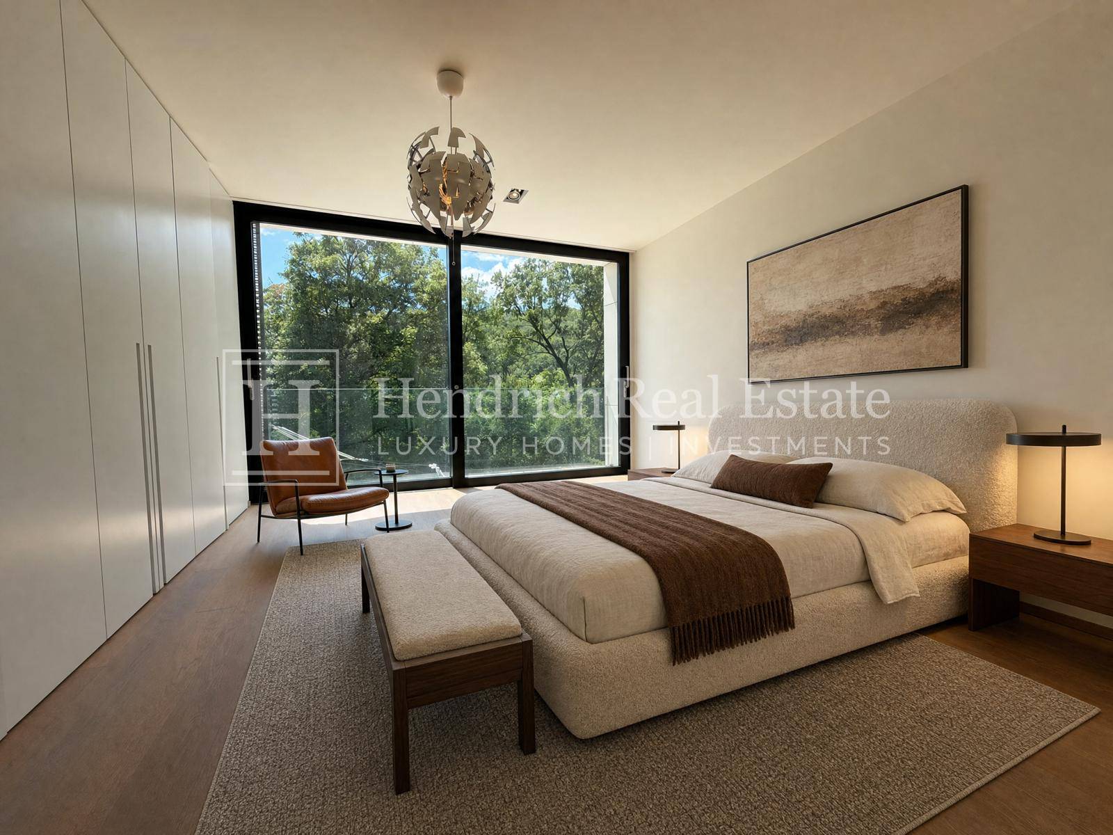 Elegantes Hauptschlafzimmer mit großem Bett, Holzboden und raumhohen Fenstern mit Waldblick.