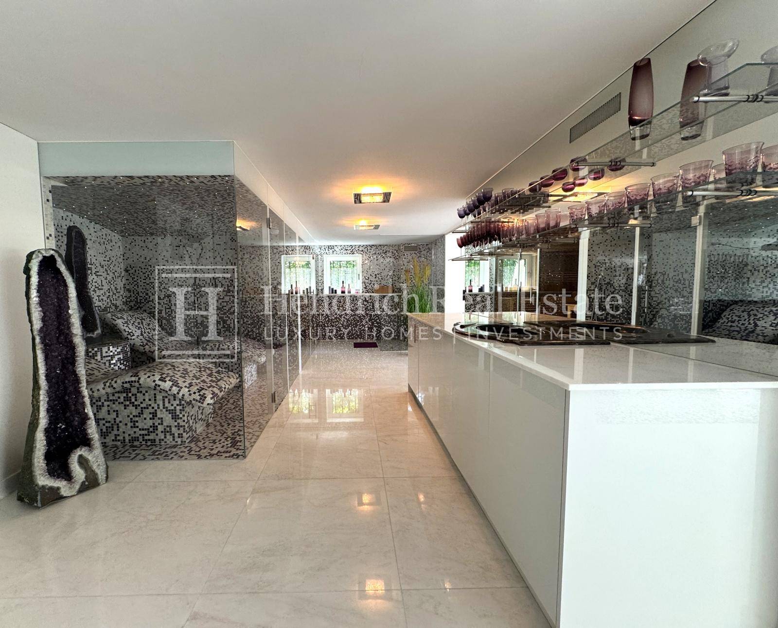 Exklusiver Wellnessbereich mit Mosaikfliesen, Bar und dekorativen Elementen für luxuriöse Entspannung.