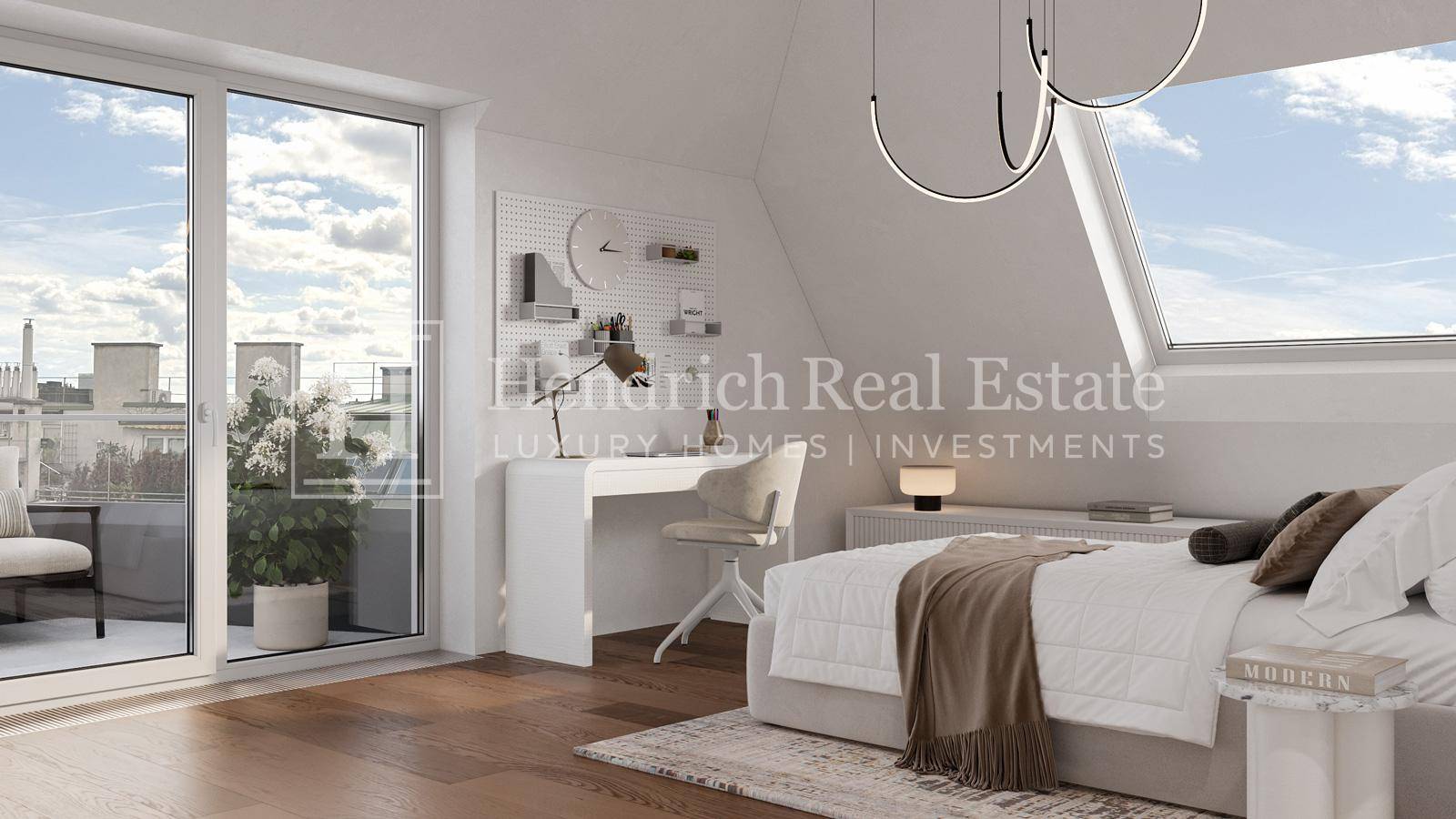 Helles Schlafzimmer mit Dachschräge, Arbeitsbereich und Zugang zu einem kleinen Balkon.